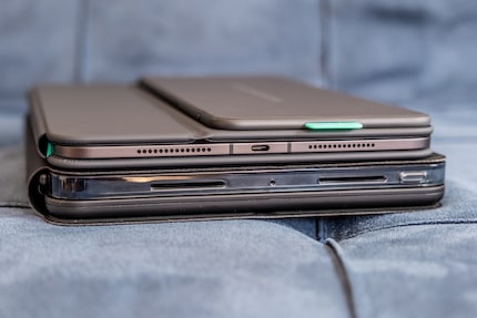 Die Hülle (unten) ist doppelt so dick wie beispielsweise die Flip Folio.