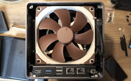 La sostituzione della ventola è stata rapida e ora posso ammirare tutto contento la mia Noctua marrone. Perché funzioni correttamente, devo ancora accedere al BIOS...