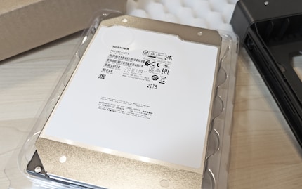 Nei Synology non puoi utilizzare il Toshiba MG10 da 22 terabyte. Con Ugreen, invece, non ci sono problemi, motivo per cui ne ho inserito quattro nella versione retail del NAS.
