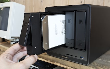 Questo HDD è più rumoroso a causa della sua elevata capacità e velocità. In ogni caso, la differenza non è enorme: d'altra parte un NAS non è fatto per essere usato in soggiorno o in camera da letto.