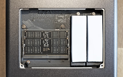 Inserisco i pad di raffreddamento sulle unità SSD, poi avvito il coperchio.