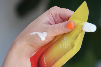 Ce sachet à écraser contient 25 grammes. Cette protection solaire n’est pas testée sur les animaux, mais aucune indication n’a pu être trouvée sur le caractère végan ou non des ingrédients.