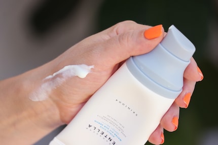 Le tube-pompe contient 50 millilitres. Le produit est végan et non testé sur les animaux.