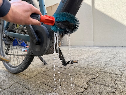 Se pulisci la bicicletta dal basso, l'acqua scorre anche verso il basso.