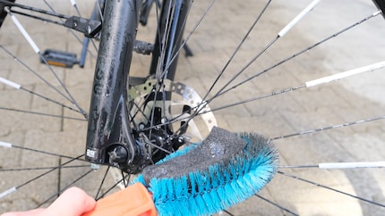 Vorrei prima pulire i raggi sporchi con una spazzola dura. Ma la morbida spugna entra inevitabilmente in contatto con lo sporco.