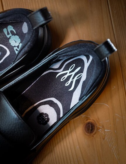 De binnenzool heeft een zilverkleurig patroon.