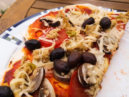Fare la pizza in casa è più rilassante che lottare con altre persone per ottenere i posti migliori sulla terrazza di un rinomato ristorante.