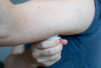 Res applica il sensore al braccio superiore con una leggera pressione.