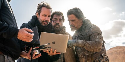 Denis Villeneuve, qui tient ici l’ordinateur portable, prend en charge la réalisation du nouveau James Bond.