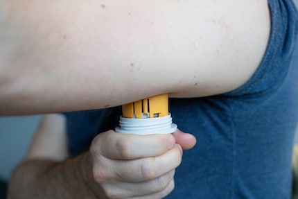 Res posiziona l'applicatore con il sensore sulla parte superiore del braccio; è importante trovare un punto in cui il sensore non infastidisca.