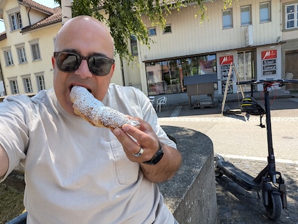 Un croissant alle mandorle poco prima di terminare il grande giro.