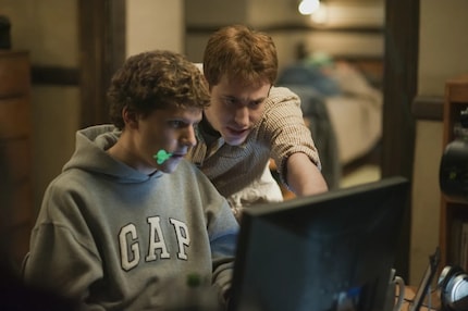 Jesse Eisenberg (a sinistra) ha interpretato il fondatore di Facebook Mark Zuckerberg.