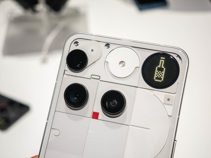 The phone (3) can spin a virtual bottle.