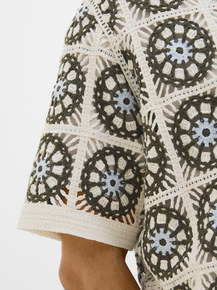 An airy shirt with a crochet look from Jack & Jones.