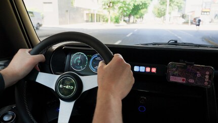 Ein Blick ins Cockpit: Es ist alles da, was man so braucht. Zum Beispiel Platz.