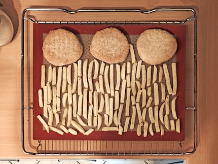 The mat doesn’t fit perfectly on the grill grate. Nevertheless, I can still eat plenty.