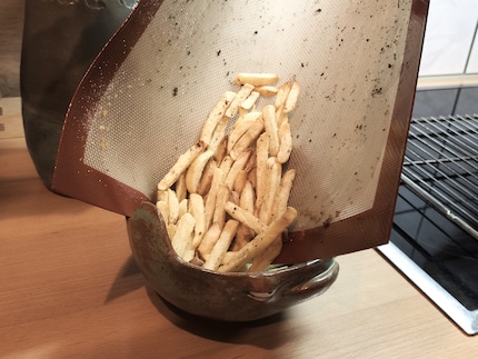 When you bite into them, they’re crispy on the outside and soft on the inside. That’s exactly how I like it. If you want even tastier results, you’ll need a deep fryer.