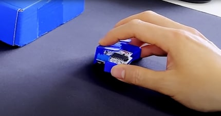 Le YouTuber Juskim teste sa mini-souris de jeu maison.