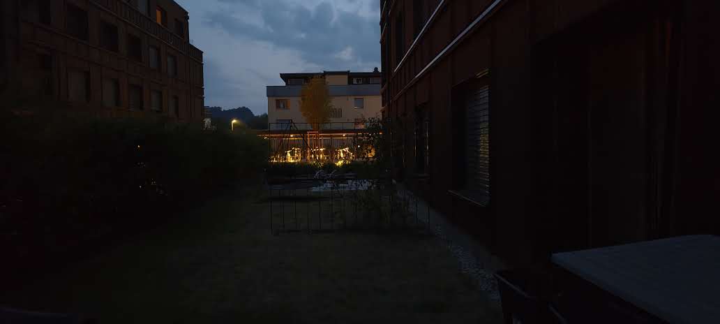 Bei schwachem Licht geben die Kameras beider Geräte schnell ab.