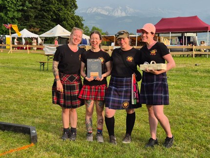 Völlig am Ende, aber glücklich: unser Frauenteam bei den Highlandgames.