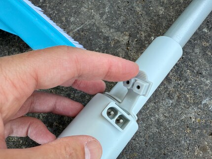 C'est ici que le câble de recharge entre. Le connecteur est par ailleurs recouvert d'un cache étanche.