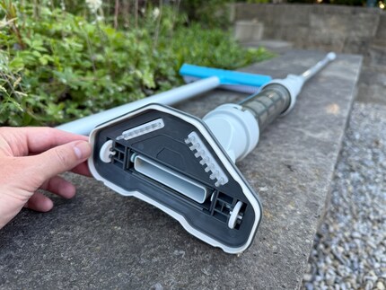 Des petites brosses et des molettes doivent faciliter le travail en bas de la tête d'aspiration.