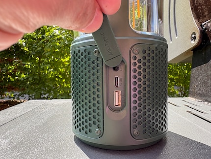 Den Speaker kannst du auch als Powerbank benutzen.