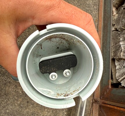 The small black flap prevents dirt from getting back into the pool water. But only as long as the vacuum cleaner’s in operation. Otherwise there won’t be enough pressure.