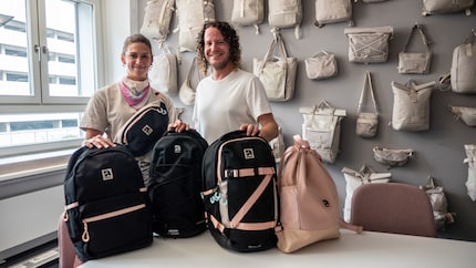 Louisa Hein e Timo Multhaup del team di design di Ecom Brands con i modelli Audetic.