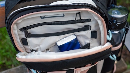 Gancio, tasca con zip e spazio per piccoli oggetti: il comparto organizzativo di Cosmo.
