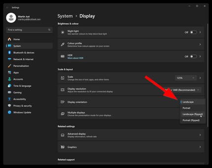 Modifiez l’orientation de l’écran dans les paramètres sous « Système > Affichage > Échelle et disposition ».