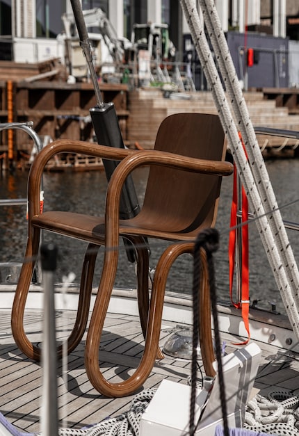 Chaise Kolho, contreplaqué.