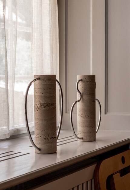 Ambi Vases, travertin et aluminium, Matteo Fogale et Tim Royal.