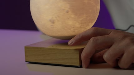 Die Lichtfarben kann ich mit einem Fingertippen am Sockel ändern.