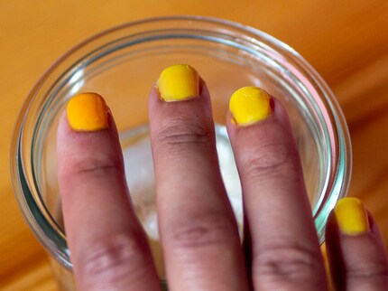 Der Nagellack verändert mit dem gleichen Prinzip die Farbe von Gelb zu Orange.