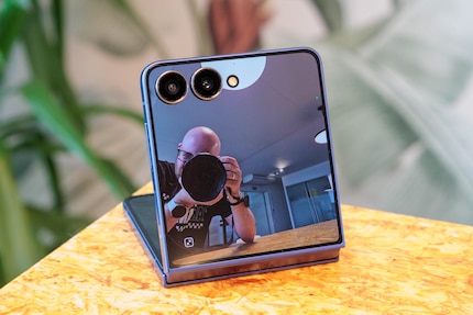 Main and ultra-wide-angle cameras can be used for selfies with the external display.