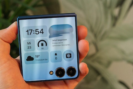 The start page of the outer display is already full of widgets.