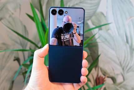 The outer display now takes up the entire upper half of the Flip 7.