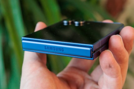 The new hinge helps to make the Flip 7 thinner.
