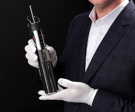 La poignée du sabre laser a l'air assez usée.