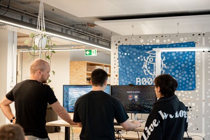 Il team leader Daniel con i due apprendisti Dmytro e Llyn.