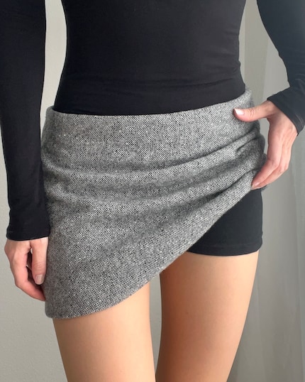 Die Go Daily Cotton Shorty als Sichtschutz unter dem Minirock.