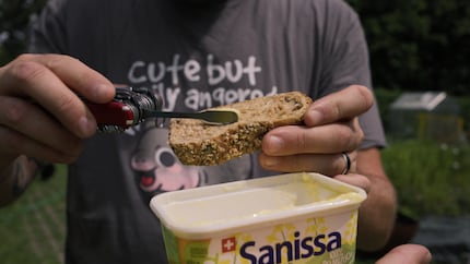 We butter the bread with butter ... and with the pharmaceutical spatula.