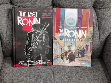 Les deux volumes précédents de la série « The Last Ronin » en couverture rigide.