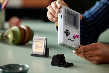 Das LEGO-Modell des Game Boy wird in den beiliegenden Präsentationsständer eingesetzt.