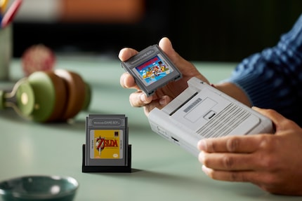 Das Set enthält zwei Spielmodule. Hier wird «Super Mario Land» in das LEGO-Gerät eingesetzt.