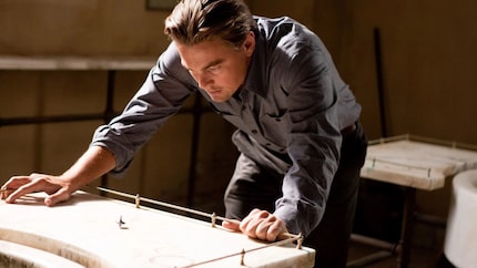 Cobbs Totem, ein Kreisel, Symbol für den unendlichen Strudel aus Schuldgefühlen und Scham, den sich Cobb stellen muss.