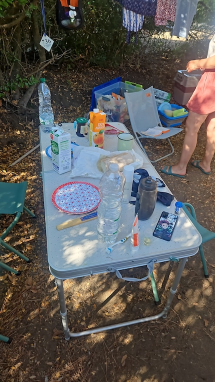 Zu klein, zu klapprig, im nächsten Jahr gibt es einen neuen Tisch.