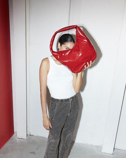 Die knallrote Farrah M von Liebeskind Berlin.