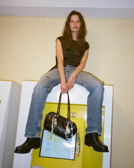 Kayla S von Liebeskind Berlin mit Charms dekoriert.